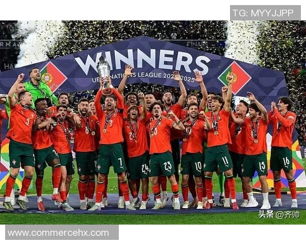 西班牙队历史性捧起欧国联冠军奖杯，球迷激动狂欢现场沸腾